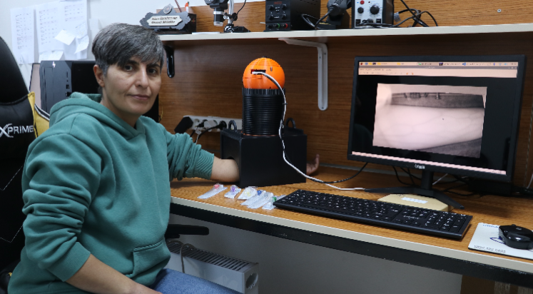 Enkaz altında kalanlardan etkilendi, damar yolu açma robotu geliştirdi