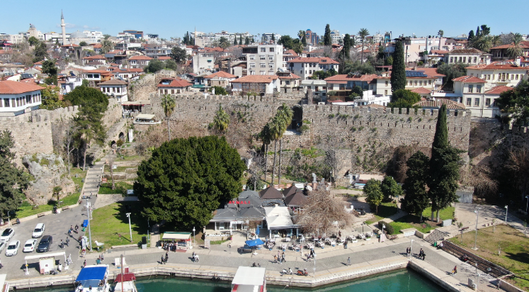 Kaleiçi surları çökme tehlikesiyle karşı karşıya
