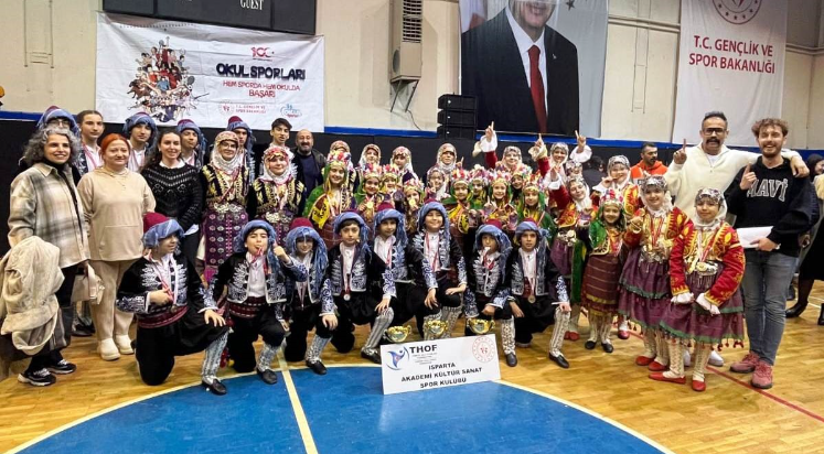 Eğirdir, halk oyunlarında 3 dalda il şampiyonu oldu
