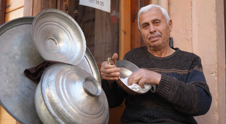 45 yıldır kalaycılık mesleğini sürdürüyor