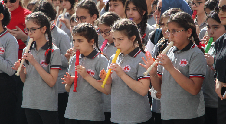 Alanya'da 850 öğrenci flütle Çanakkale Türküsünü seslendirdi