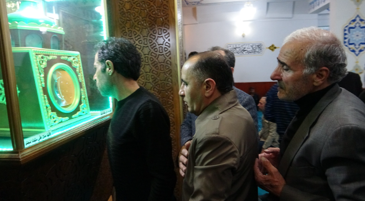 Ezberciler Camisi’nde Sakal-ı Şerif'e yoğun ilgi
