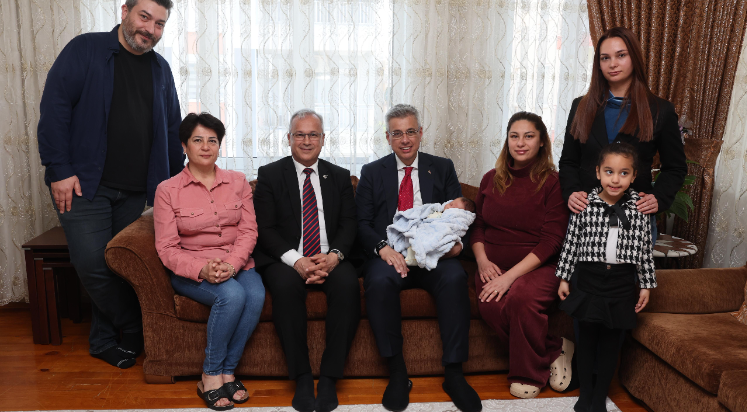 Bakan Memişoğlu, Antalya'da şehit ailesini ziyaret etti