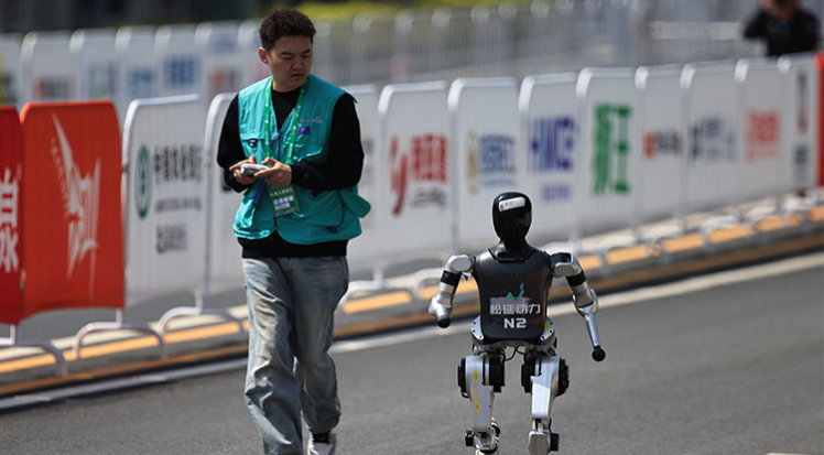 21 insansı robot, insanlarla birlikte koştu