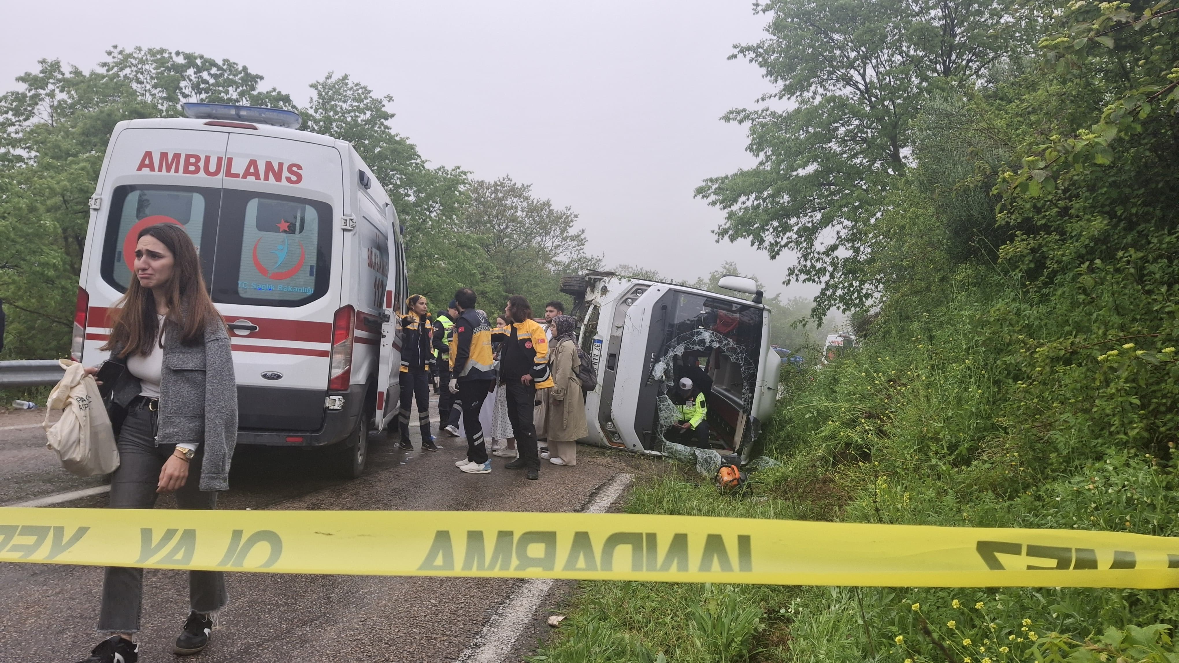 Otobüs ile otomobilin çarpışması sonucu 18 kişi yaralandı