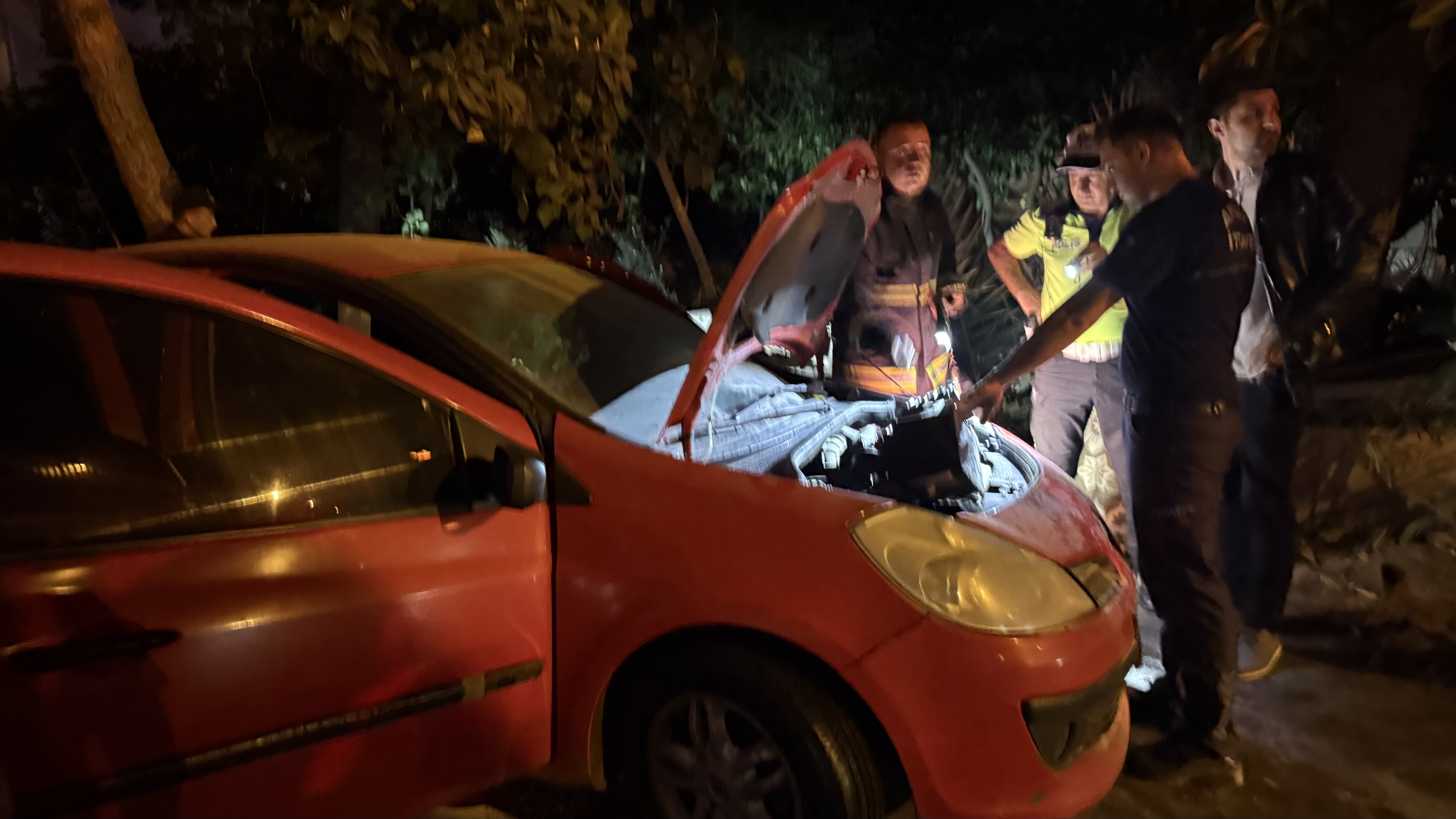Park halindeki otomobilde çıkan yangın söndürüldü