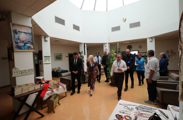 Rektör Özkan, topluma kazandırılan hastalarla bir araya geldi