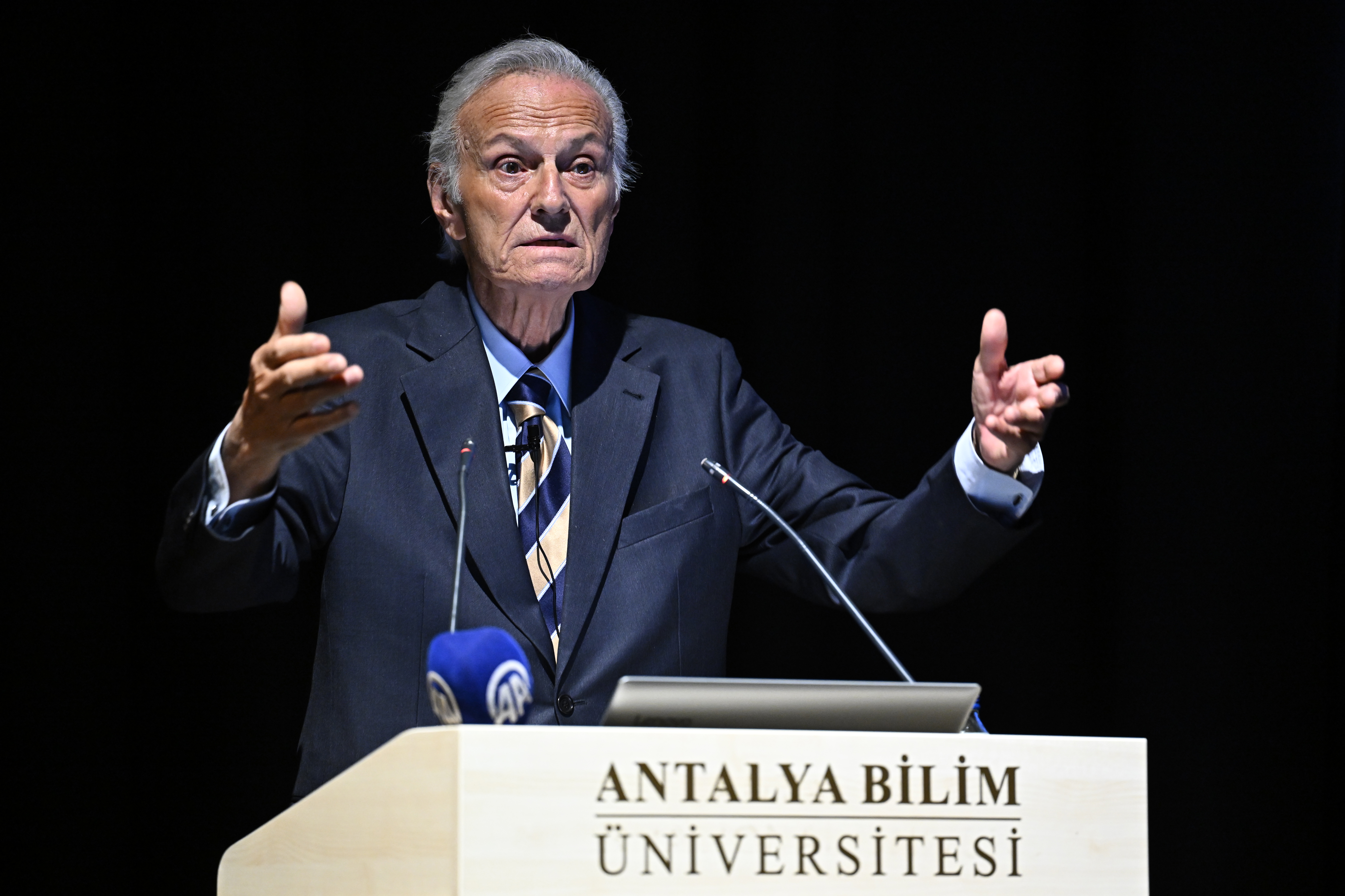Yeşilçam'ın yakışıklı jönü Antalya’da