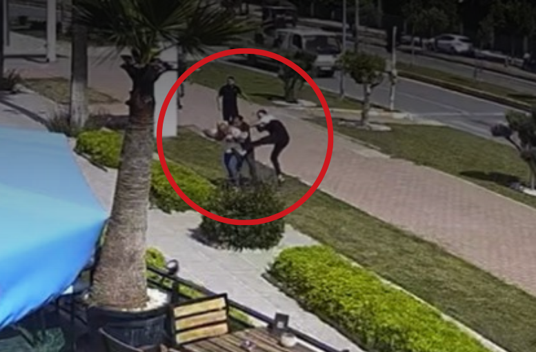 Yolun karşısına geçmek isterken 3 kişi tarafından darp edildi